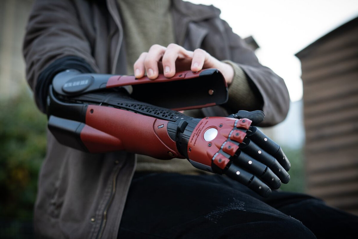 Бионика протезы. Open Bionics протезы. Протез Hero Arm от open Bionics. Venom Snake Bionic Arm. Протез Венома Снейка.