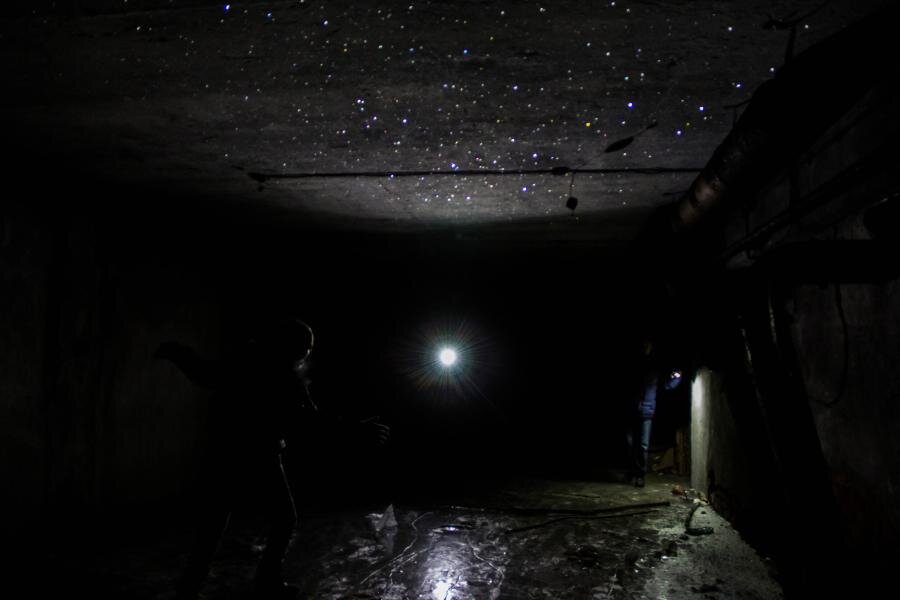 Это бункер в Якутске на ул. Губина, место, очень похожее на то, где мы были (расположено недалеко). Правда, это не коллектор, а "бомбоубежище", но и мы, как мне помнится, никаких труб не видели. Может, мы тоже были в бомбоубежище, а про коллектор нам просто так сказали, чтобы неповадно было лазать? Фото с сайта ykt.ru