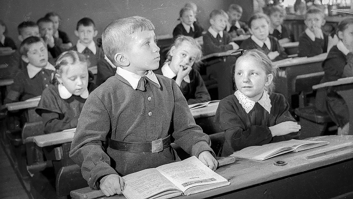 Обучение во втором классе. СССР школа 40х. Ученики Советской школы. Урок в Советской школе. Советские дети в школе.