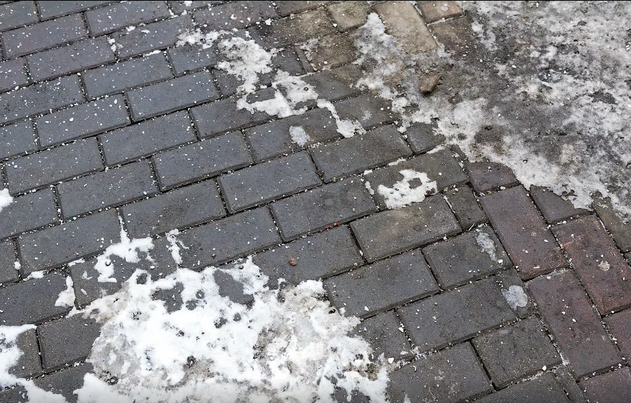 Вот такие островки наледи образуется на плитке в зимний период. 