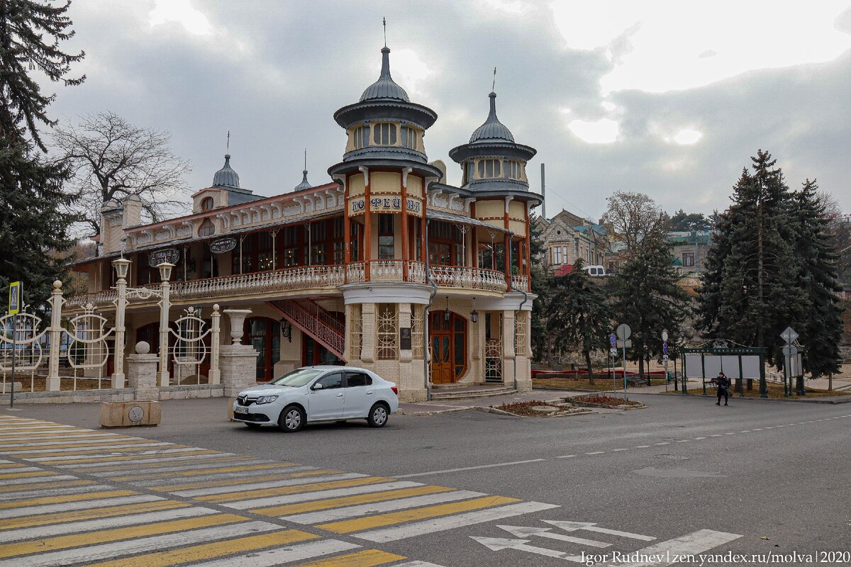 Здание кофейни Гукасова до сих пор украшает центр Пятигорска