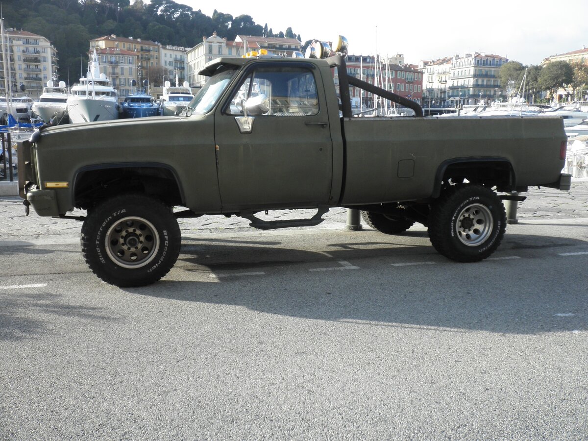 Такая машина редкость на лазурнобережных улицах, но, вот, удалось увидеть. Фото автора.