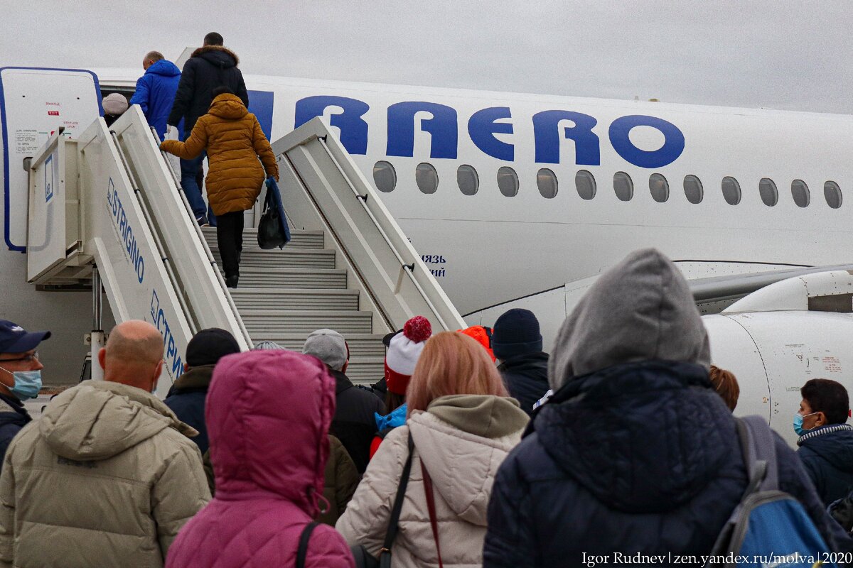 Первый раз с прошлого марта полетел на самолете. Народу толпа