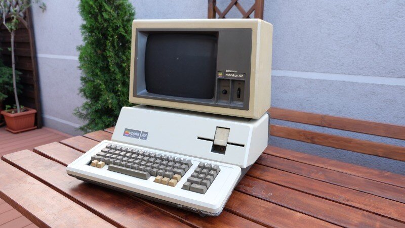 Первый монитор. Apple 3. Компьютер Эппл 1995. Apple 3 компьютер. Apple компьютер 1980.