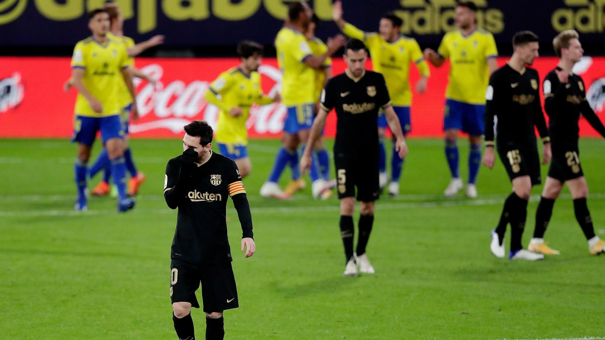 Лионель Месси и команда в матче против Кадиса, фото с игры