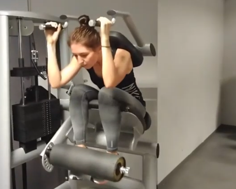 Тренажер для скручивания тела на кадре из видео: https://www.youtube.com/watch?v=_pPHKQzeonI