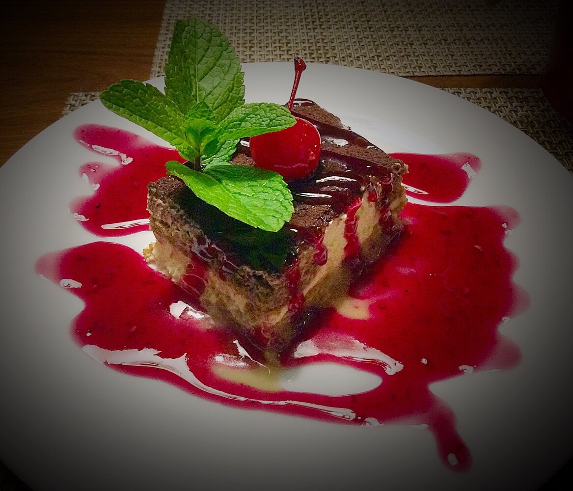 Тирамису с малиновым соусом