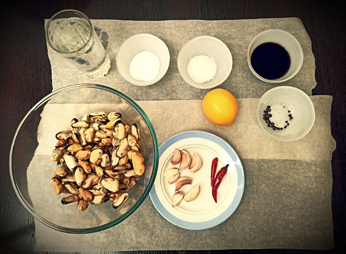 Мясо мидий, вода, чеснок, Чили-перец, соль, сахар, черны и душистый перцы, соевый соус, лимон. Здесь не показаны только растительное и оливковое масла. 