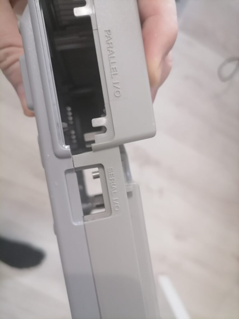 Слева нижняя крышка от SCPH-5502, которая прошла восстановление в перекиси водорода 12%