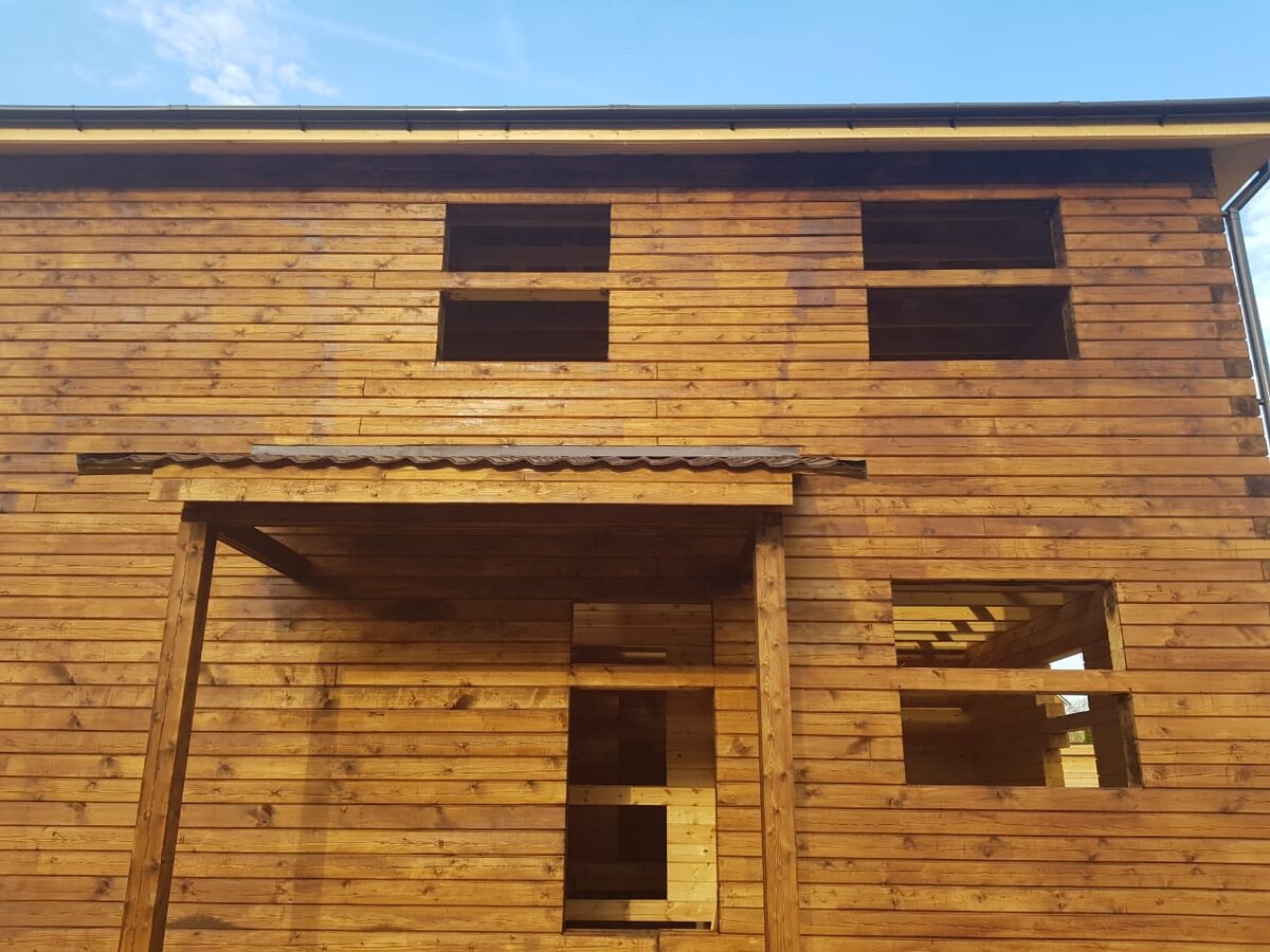 покрашен пинотексом (цвет палисандр), в окнах перемычки из бруса