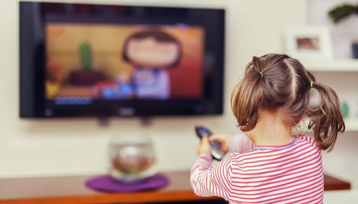 Ребенок смотрит мультики и развивается, а родители могут сделать нужные дела.