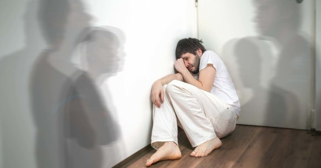 Алкогольный абстинентный синдром (ААС) развивается, у людей, которые прекратили пить алкоголь после длительного злоупотребления им. Он встречается примерно у 8% госпитализированных больных с алкоголизмом. Его первые признаки могут появиться спустя шесть часов после последней выпивки. Симптомы: тревожность, дрожь в руках, потливость. Через 10-72 часов могут развиться галлюцинации, рвота, повышается артериальное давление и случаются приступы, похожие на эпилептические. Одно из тяжелых проявлений ААС – белая горячка.