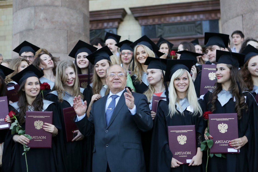 Лучшие высшие образования. МГУ Студенческая жизнь. МГУ им Ломоносова студенты. Выпускники МГУ. Студенты выпускники МГУ.