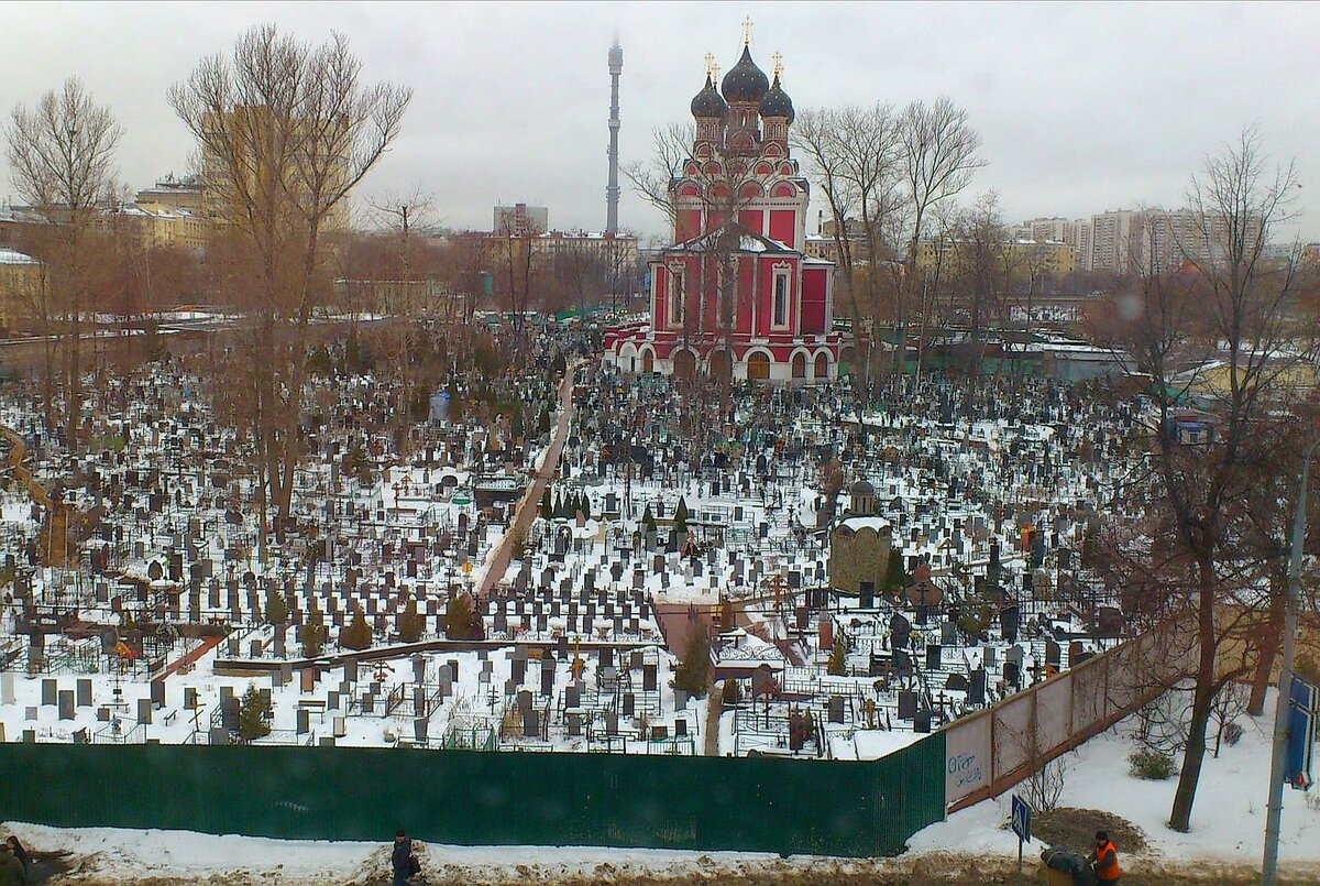 Вид из номера гостиницы Ярославская у ВДНХ на Алекссевское кладбище