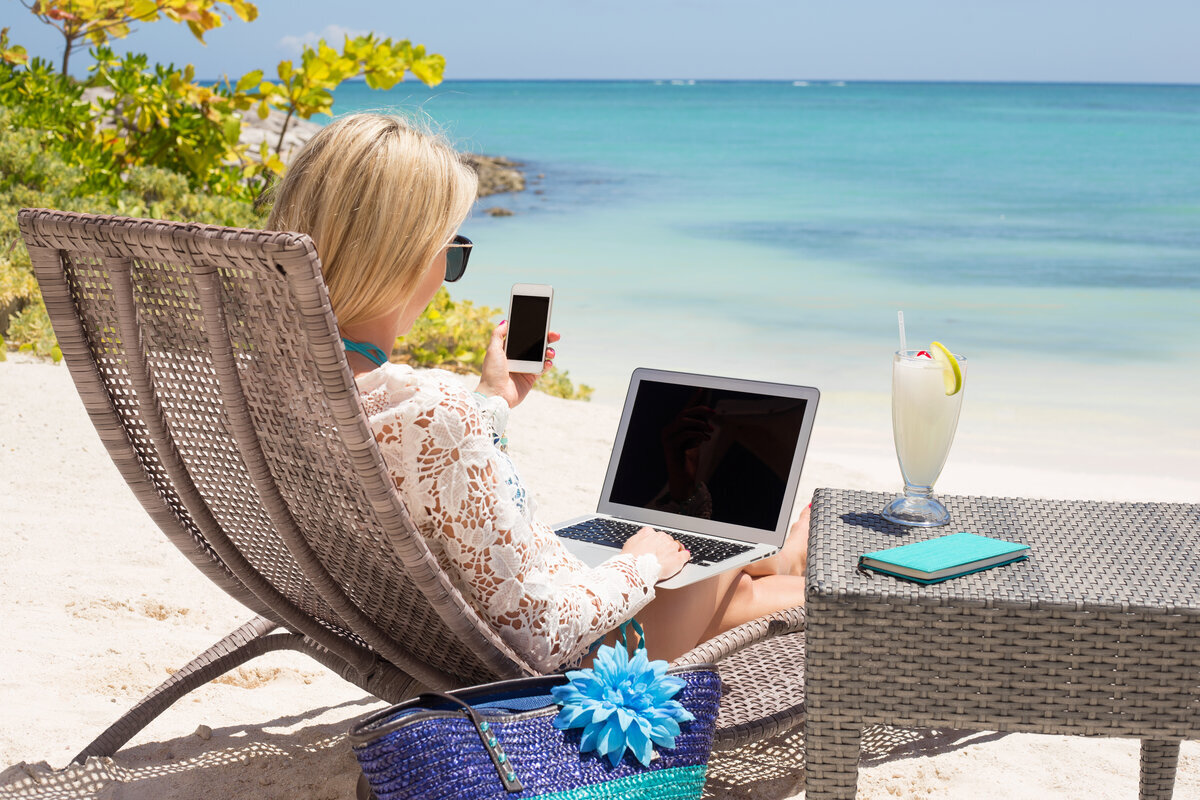 Девушка с компьютером у моря. Какую удаленную работу освоить. Работа в интернете. Удаленная работа. Заработок из любой точки мира.