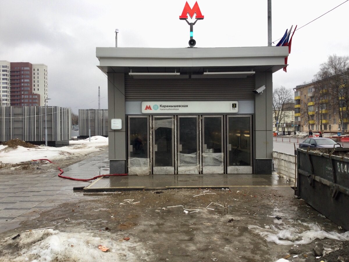 Вестибюль новой станции на проспекте Жукова, в 100 м от улицы Народного Ополчения и памятнику ополченцам и в 2,5 км от Карамышевской набережной.