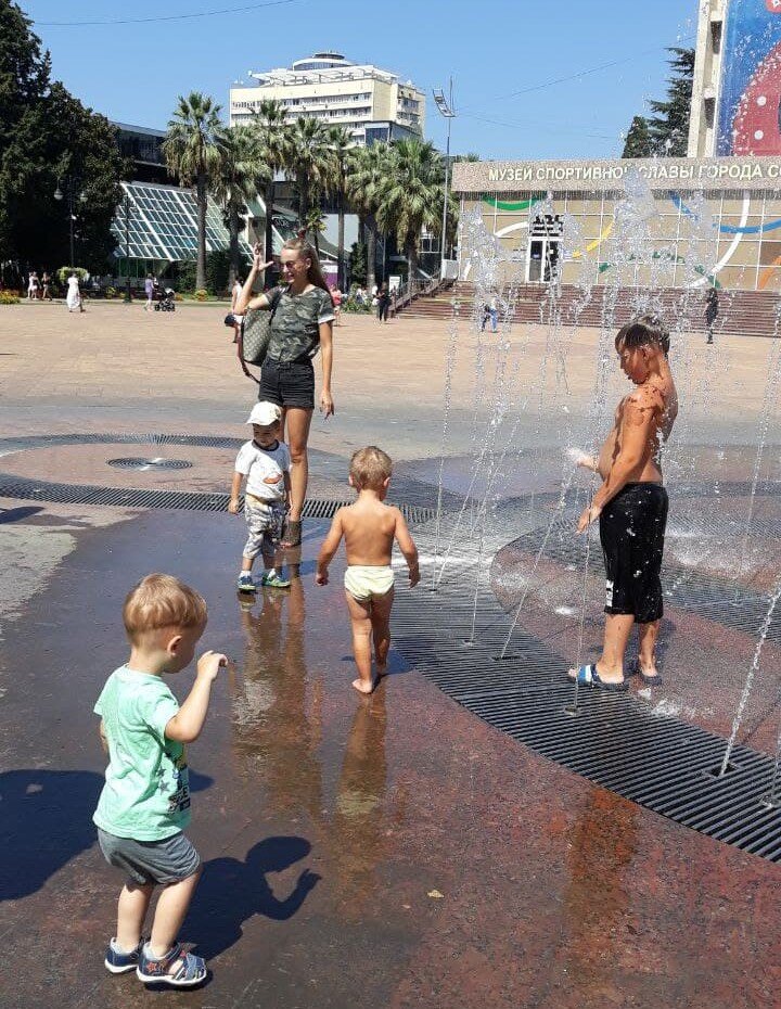 Этот фонтан не дал нам умереть от солнечного удара.