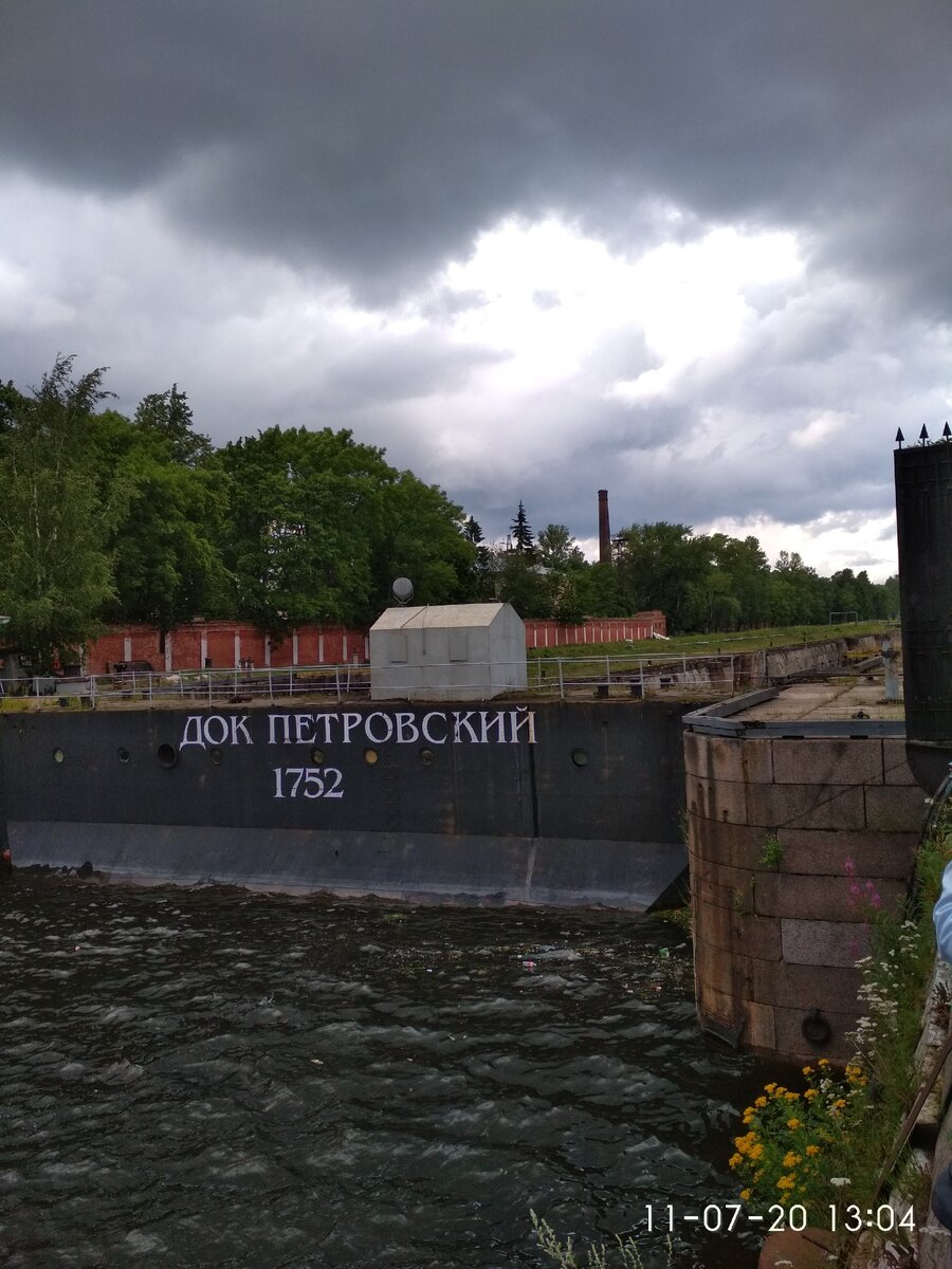В этом доке строили и ремонтировали корабли ещё при Петре первом. 