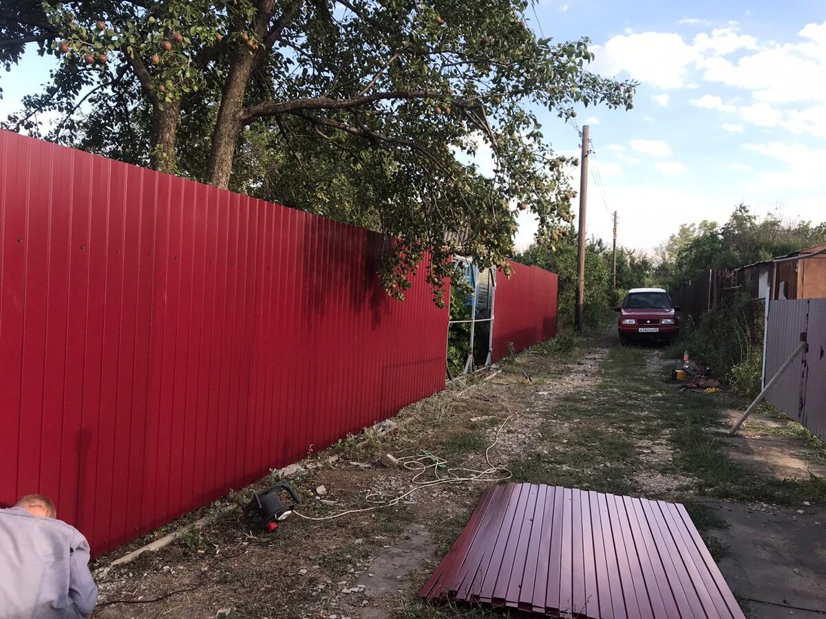 Процесс изготовления забора. В улице стоит Борька, напротив - ворота одного из потенциальных женихов.