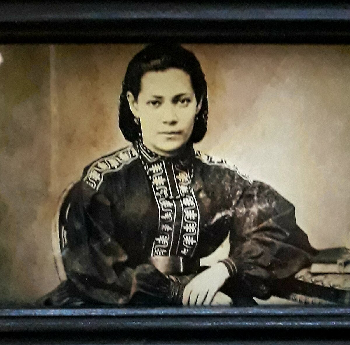 О. С. Чернышевская (фото сделано автором в Музее культуры Астрахани)