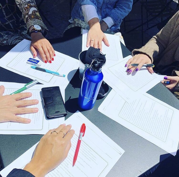 В школе Неаполя мне понравилось то, что преподаватели знают как привить интерес к итальянскому языку, потому что на занятиях много рассказывают о местных традициях, обычаях, неаполитанской кухне и о праздниках 