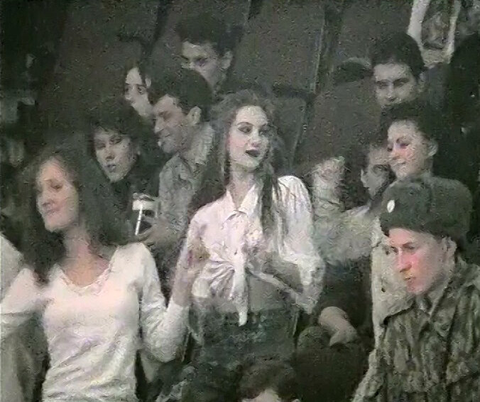 Зрители на концерте "Сектор Газа" в г. Омск 14 апреля 1998 года (скриншот) 