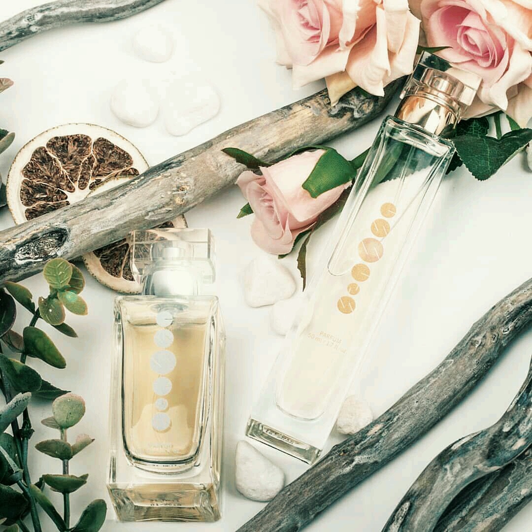 Парфюм делится на три категории: масс-маркет, люкс и селектив. Сегодня я расскажу, чем они отличаются, и как раз отвечу на очень частый вопрос: «Что за парфюм на вашей страничке?» ⠀
⠀
🔘Масс-маркет — массовая парфюмерия. Самая доступная, ее можно купить не только в парфюмерном магазине, но даже и в магазине одежды, например. Такие ароматы звучат просто, без необычных нот и яркого раскрытия — они ориентированы на широкий круг покупателей. Основное преимущество масс-маркета — доступность.
⠀
⠀
🎵Люкс — в эту категорию уже входит дорогая парфюмерия от модных домов (дизайнеры, ювелиры, парфюмеры). Законодательницей люксового парфюма считается Габриэль Шанель.
Люкс на 100% следует модным тенденциям, и всегда это грандиозные шоу, масштабные рекламные кампании с участием звёзд первой величины. Покупая флакон парфюма класса Люкс вы платите 50-70% за его рекламу, 25-40% за упаковку и флакон и лишь 5-10% за сам парфюм.
⠀
⠀
👑Селектив или ниша (от франц. «la niche» - ниша, ячейка). Категория сформировалась в конце прошлого века с появлением бренда Сержа Лютанса, который поставил на первое место именно парфюмерную композицию. Для этого он создал лаконичные флаконы — знак торжества содержания над формой.
⠀
Ниша — это искусство создания аромата, религия и философия раскрытия парфюма на коже человека. Парфюмерные гении здесь не работают по заказу, как в Люксе, — они следуют только за своим вдохновением.
⠀
Цены в селективе самые высокие из-за использования качественных и редких компонентов. Это всегда композиции для узкого круга ценителей, которые выпускаются ограниченным тиражом без массовой рекламы.
〰
Нишевая парфюмерия не следует трендам, она их задаёт. Именно после неё модные ноты переходят в люкс, а уже потом и в масс-маркет.
〰
Как раз такие элитарные ароматы можно не только увидеть на страничке Пурпур, но и попробовать на распив💜
⠀
⠀
Парфюм — тема очень интересная и многогранная😊 Пишите в комментариях, о чем ещё вам было бы интересно почитать?⬇⬇⬇