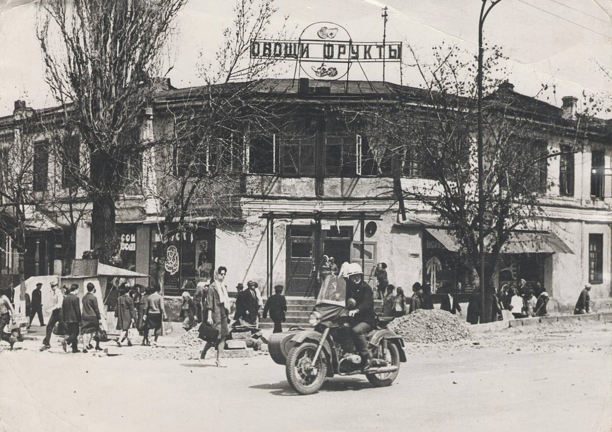 Алма-Ата. Магазин на ул. Горького. 1963—1965 г. Источник https://regnum.ru.