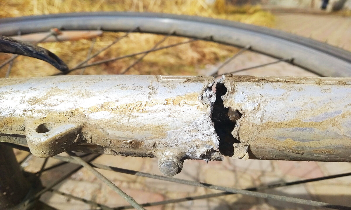 вот что случилось с вилкой. дальше я пошёл пешком... фото автора.