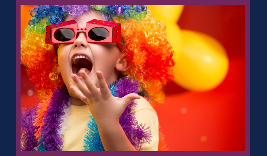 народный праздник троица. позитивная девушка. веселье на природе. друзья веселятся. пройдет весело.