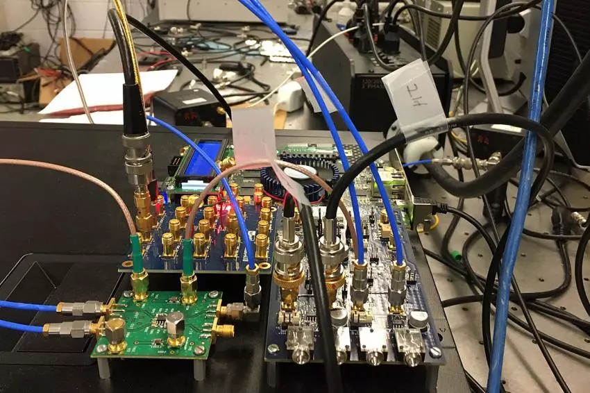 Рис. Оптико-электронная экспериментальная установка в Университете штата Мэриленд. На переднем плане находится ПЛИС, с помощью которой было реализовано временное изменение задержки. (Фото: Р. Рой) 