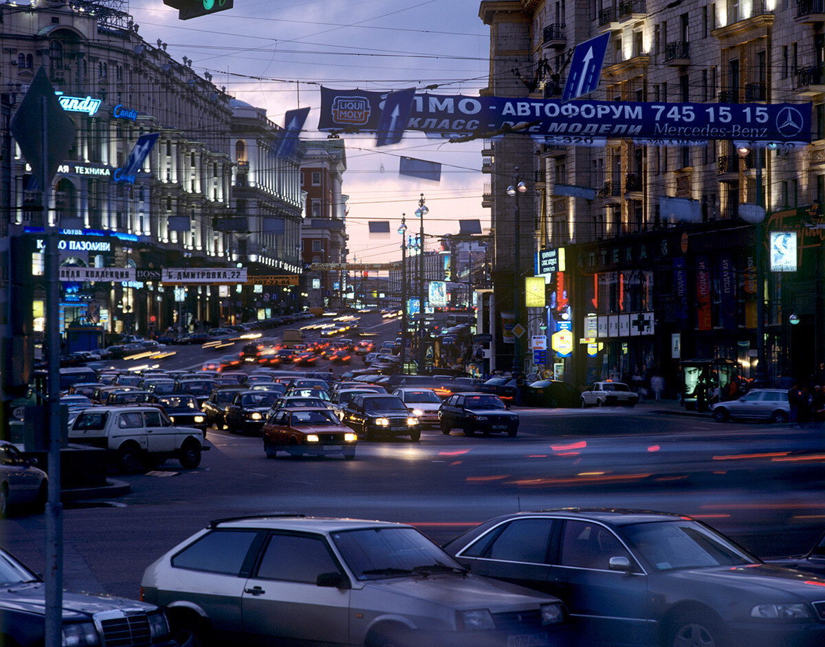 2010 год город москва. Тверская улица 2010. Улицы Москвы 2010 год. Тверская улица 2004 год. 2009 Год Москва улицы