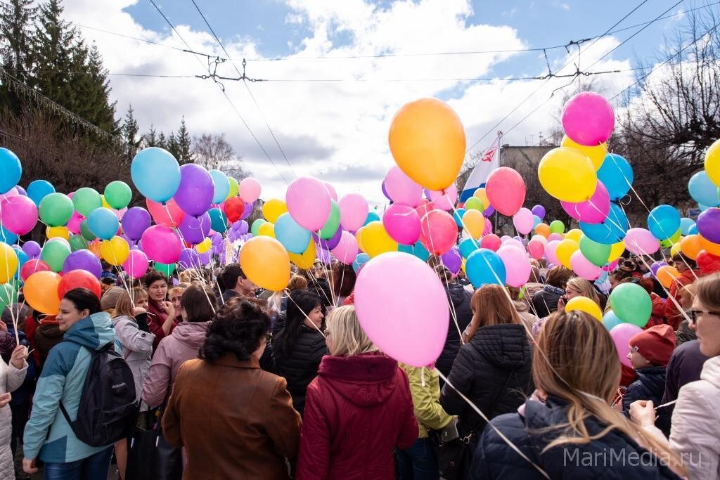Во многих странах мира 1 мая отмечается День Весны и Труда, когда-то он носил название День международной солидарности трудящихся и родился вовсе не в РОссии, а в Чикаго в 1886 году.