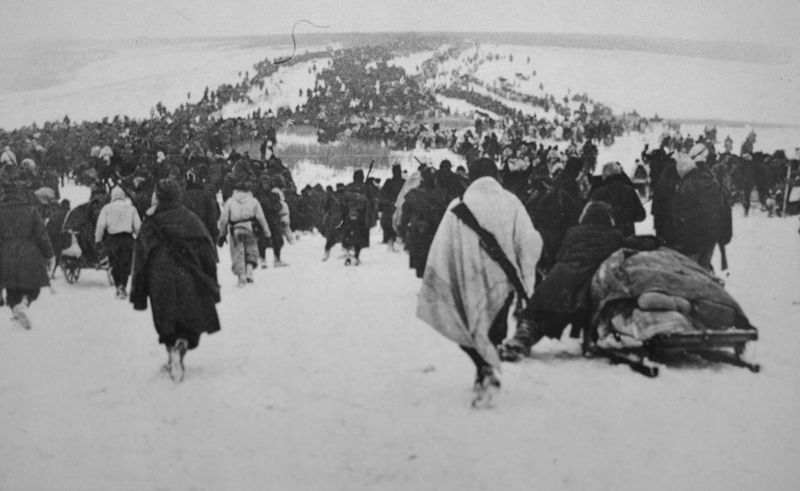 Колонны отступающих итальянских войск в заснеженной степи под Сталинградом. Источник: waralbum.ru