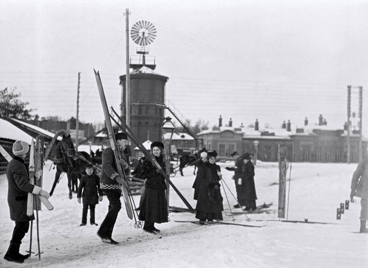В феврале 1896 г в Москве на Ходынке состоялись первые в России официальные лыжные гонки. В соревнованиях МКЛ Московского Клуба Лыжебежцев участвовало 10 человек. 