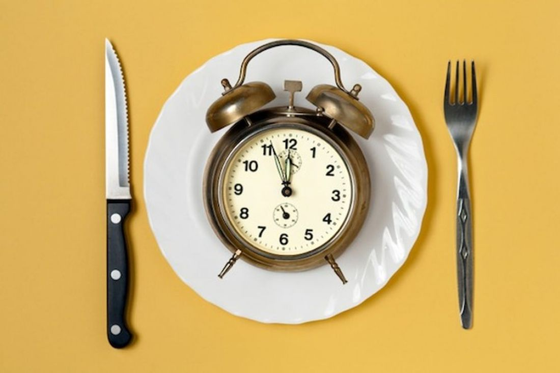 Обеды 12 часов. Часы обед. Часы с едой. Часы тарелка еда. Регулярность питания.
