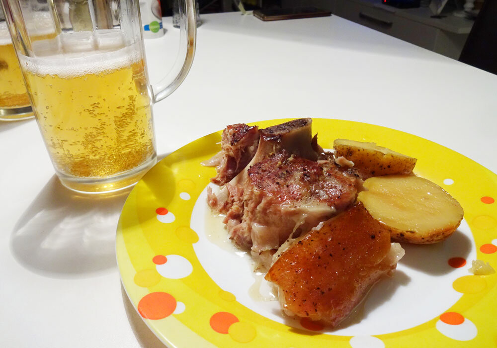 Запечённая свинина с картошкой и пивом. Выглядит вкусно, но тарелка после этого...