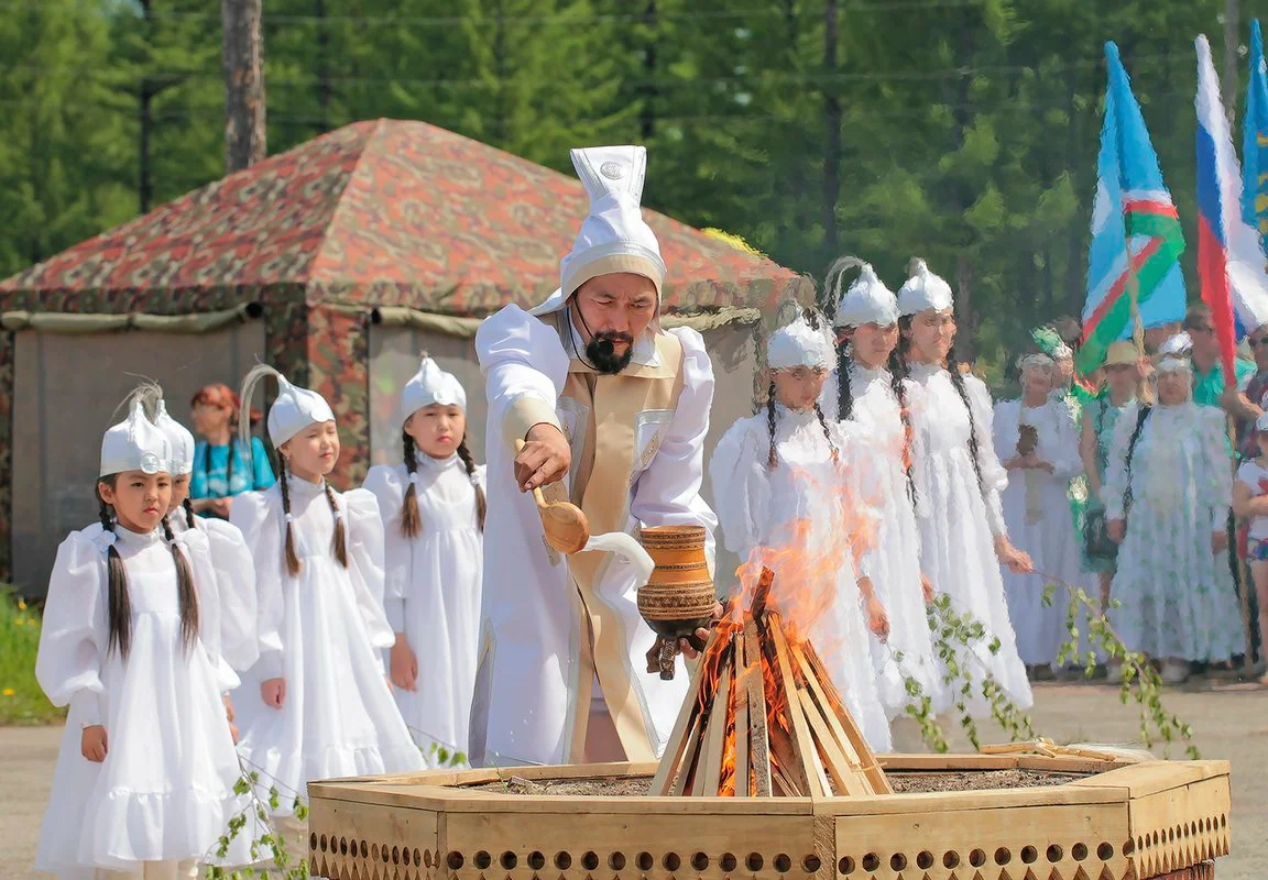 Традиции якутии. Якутский национальный праздник Ысыах. Ысыах Якутский праздник. Национальный праздник якутов Ысыах. Якуты праздник Ысыах.