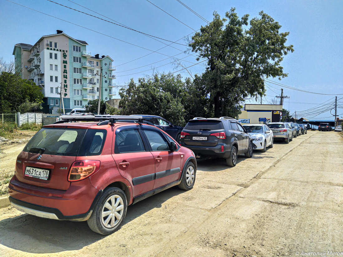 На фото: машин много; судя по номерам, Петербург, Москва, Киров, Самара...