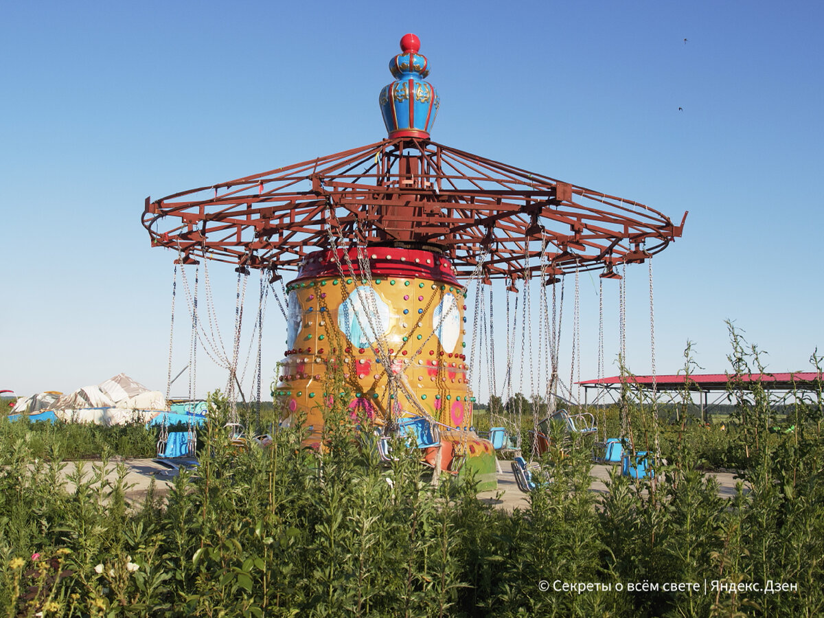 Карусель со сломанной крышей