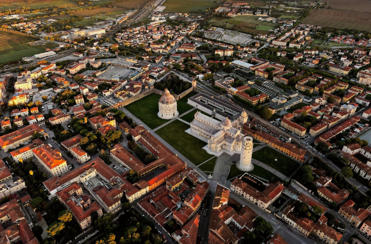 Вид сверху на всю "Площадь Чудес" в городе Пиза
