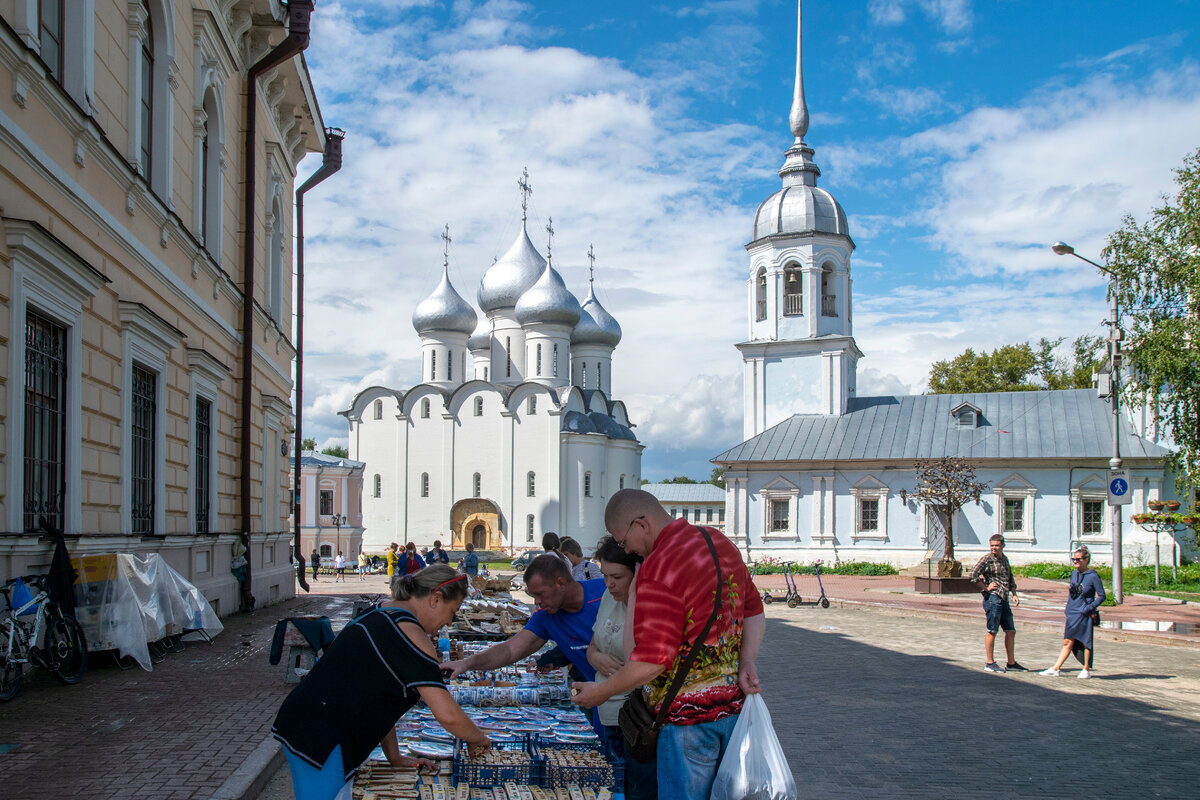 Сувенирные развалы возле Кремлевской площади в Вологде, фото автора