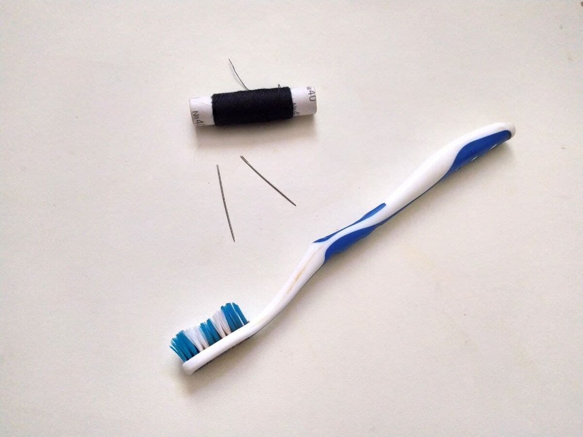 Помимо нитки с иголкой нам понадобится еще одна игла и зубная щетка 