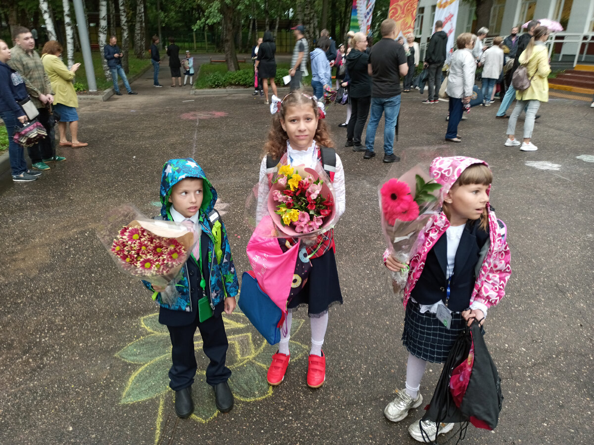 В этом году у нас был дождь. Первый раз первое сентября, когда линейку перенесли в спортивный зал. Без родителей, понятное дело