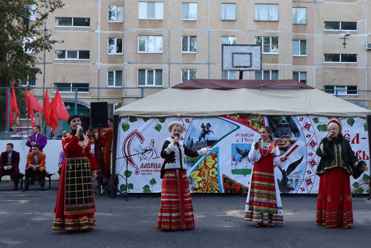 Орловский городской ансамбль танца «Славица».