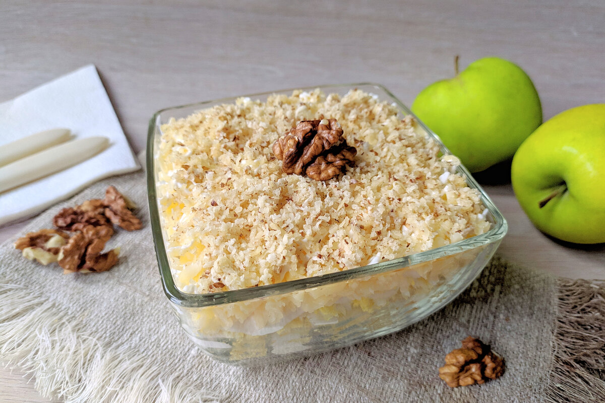 Салат с курицей, яблоком и грецким орехом