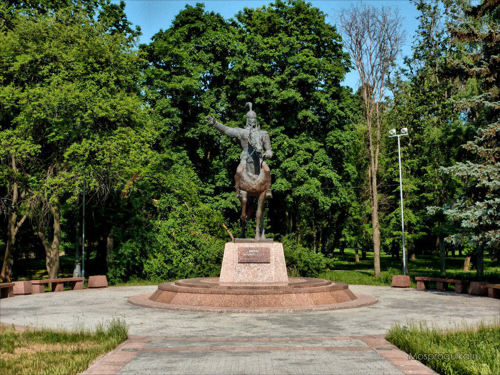 Памятники в парке