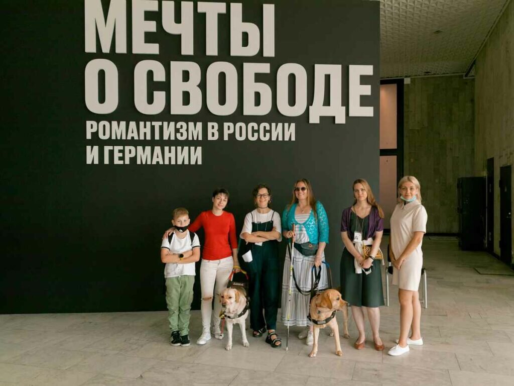 свобода и милосердие. протяни руку помощи. свобода и милосердие. голуби в небе. пожертвование благотворительность.