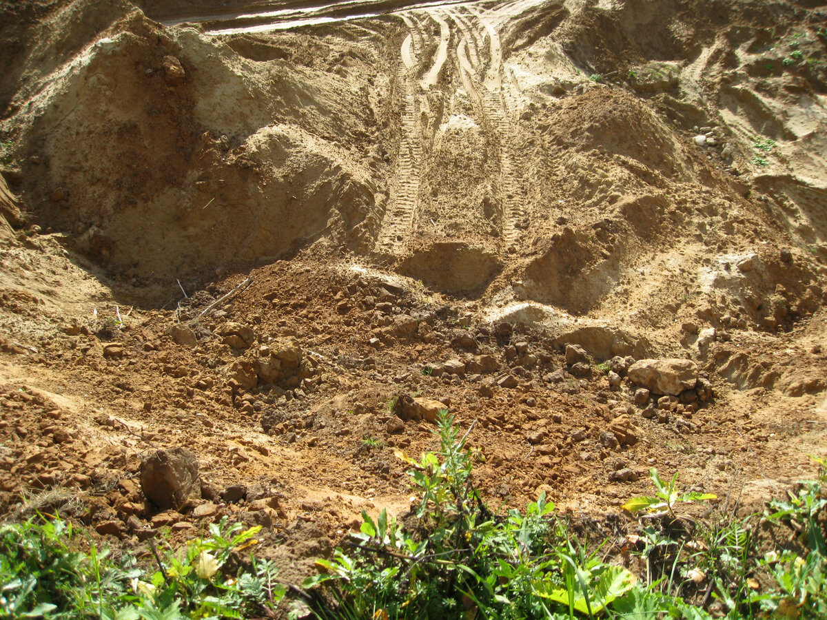 Я стою на тропинке вдоль леса, которая обрывается в огромную яму глубиной не менее 7 метров