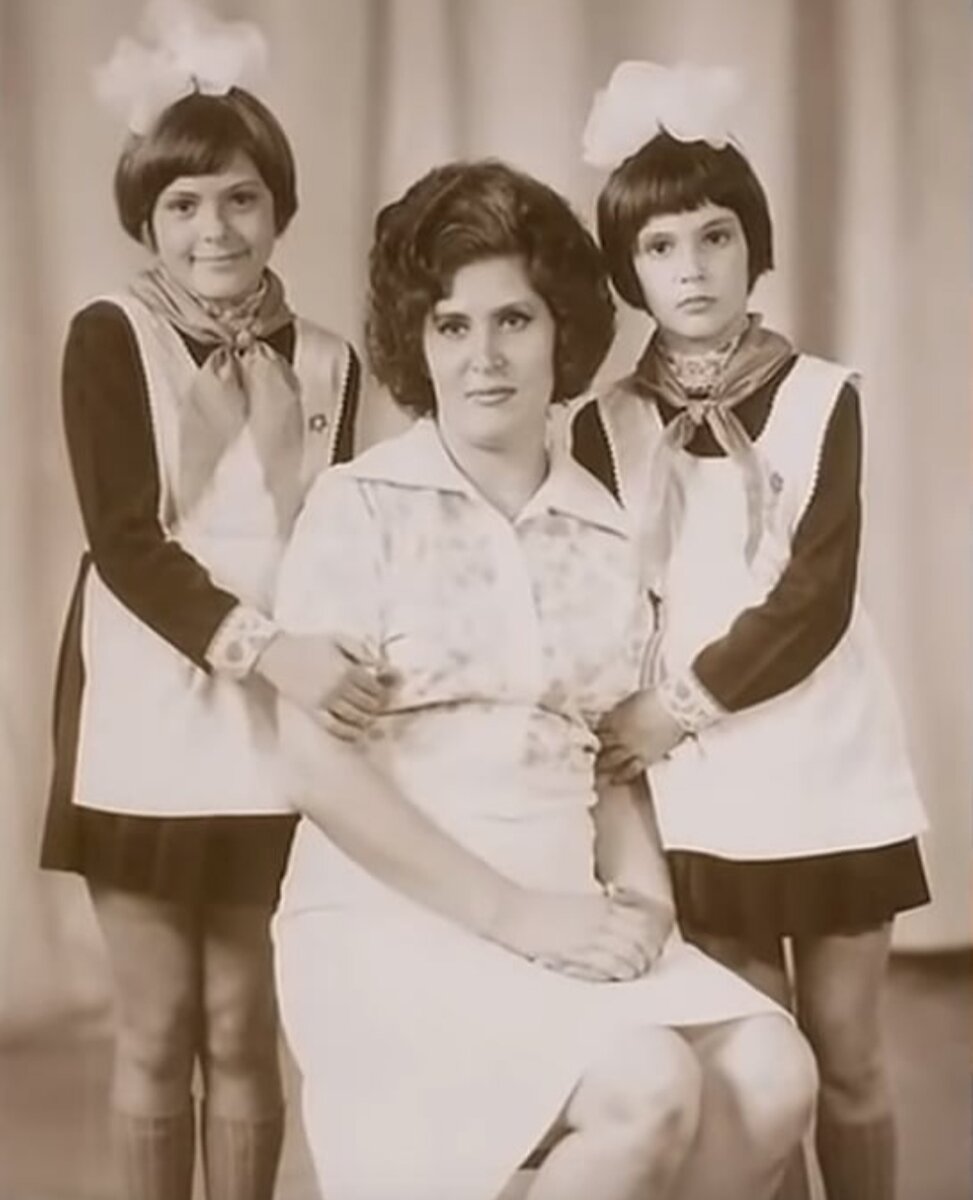 Лидия Вележева с сестрой и мамой